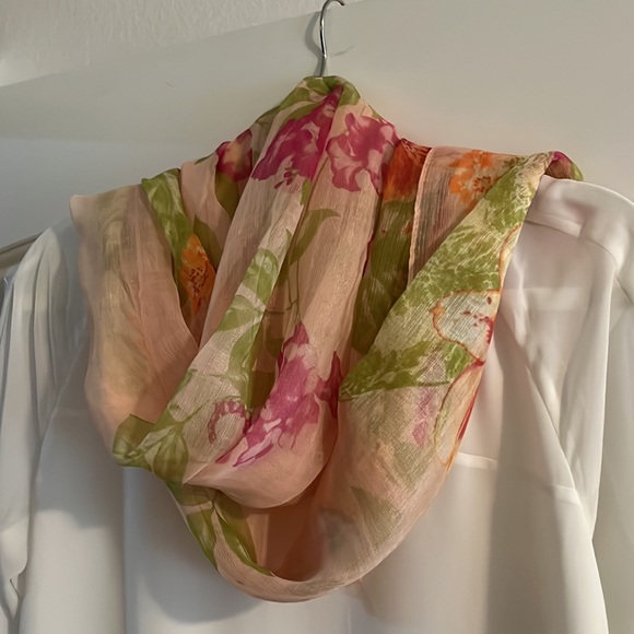 Sheer peach scarf with flowered design - Picture 2 of 5